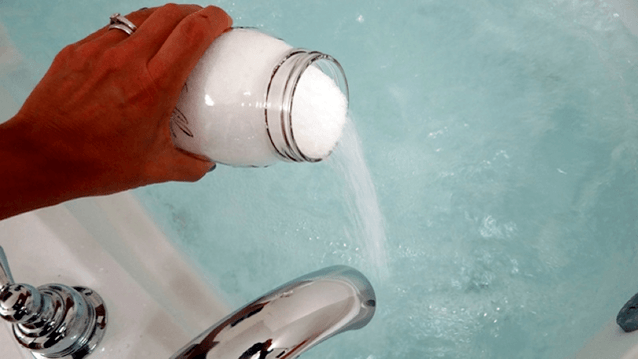 Salle de bain avec boissons gazeuses pour augmenter un membre