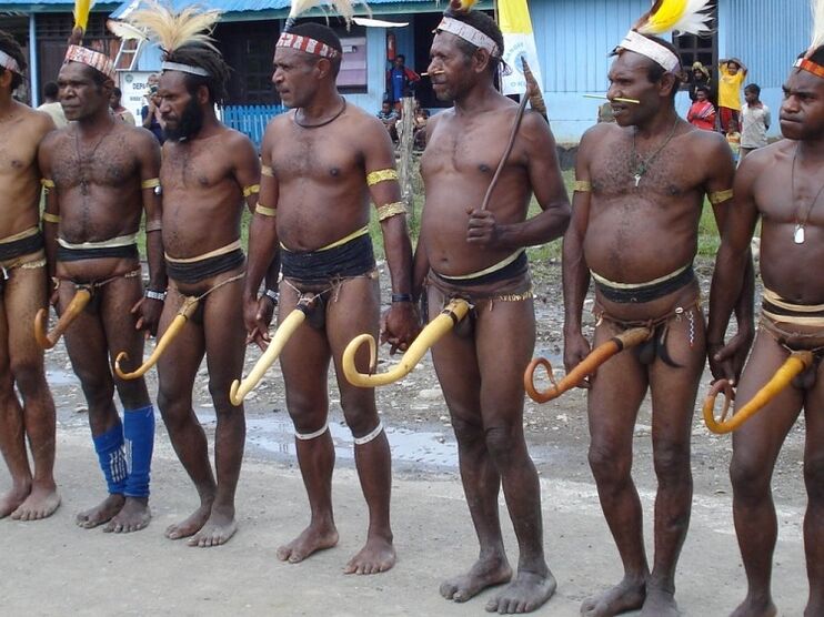 Papouasie avec des membres étendus