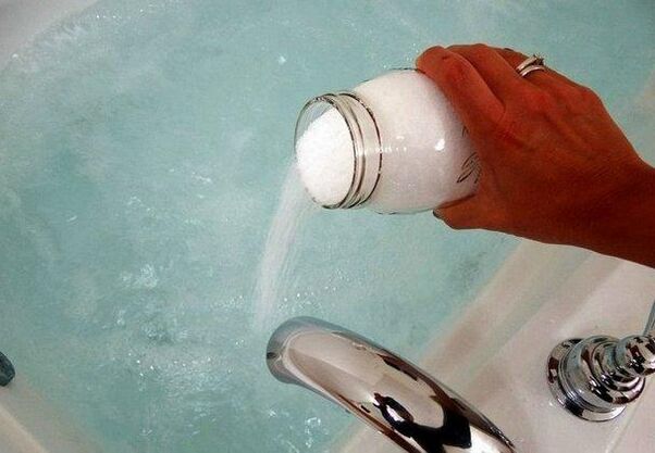 Bain de bicarbonate de soude pour agrandir le pénis.