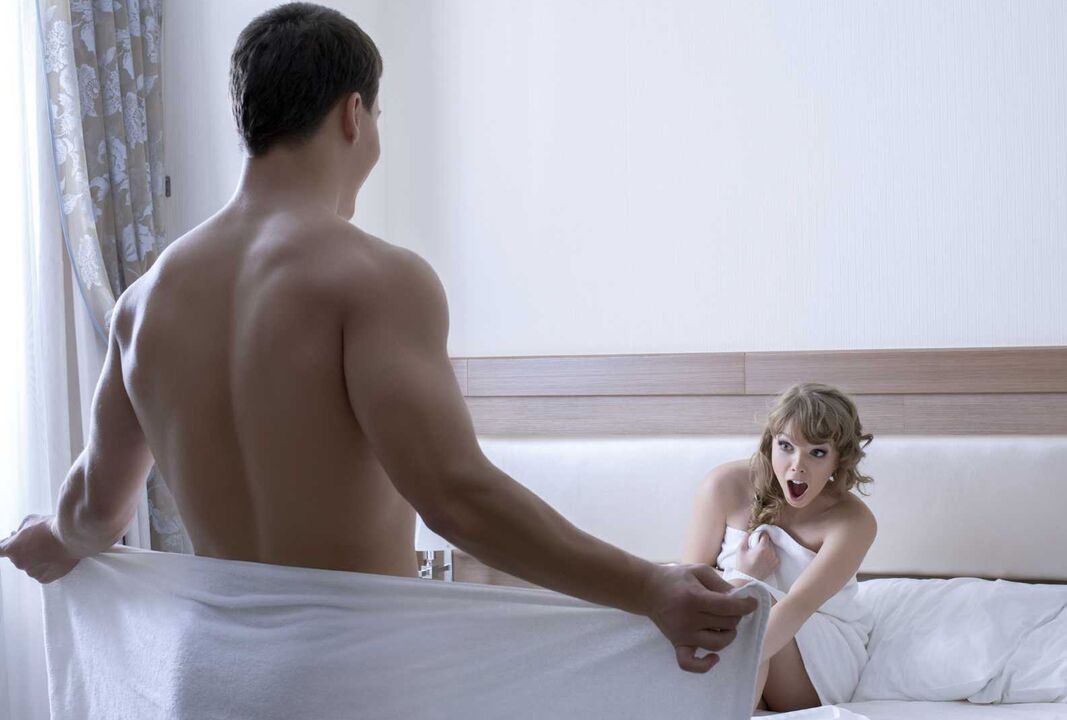 La jeune fille est agréablement surprise par la taille du pénis du jeune homme.